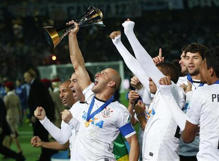 Capitão do Corinthians Alessandro comemora com jogadores da equipe após time vencer Mundial de Clubes no Japão